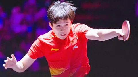 林诗栋以3比0完胜对手，成功挺进WTT新加坡大满贯男单八强